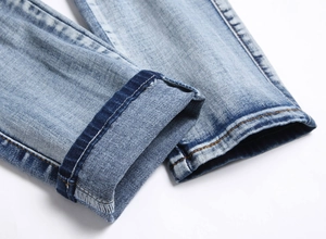 Nahaufnahme der hellblau gewaschenen Denim-Säume mit orangefarbenen Nähten und Innenfutter