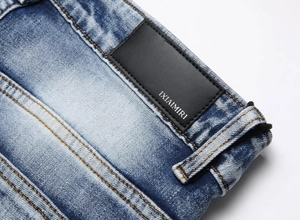 Detailansicht des schwarzen Lederetiketts am Bund der blau gewaschenen Jeans