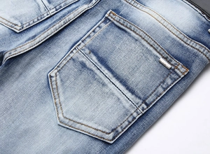 Detailaufnahme der blauen Denim-Tasche mit Kontrastnaht und Metall-Logo-Applikation