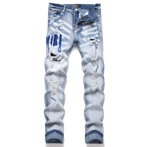 Jean bleu clair coupe ajustée avec broderie MIRI et détails usés de style vintage délavé