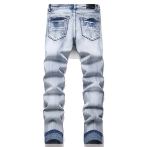 Détail de l'étiquette en cuir et de la texture denim sur jean skinny bleu pour hommes