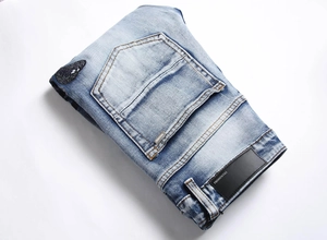 Detail der hellblauen Jeans mit Herzstickerei und Leder-Markenpatch am Hosenbund