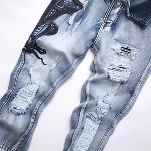 Hellblaue Herren-Jeans mit Schlangen-Stickerei und modischen Riss-Details im Used-Look