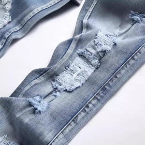 Slim Fit Herrenjeans in Blau mit Kobra-Stickerei und markanten Destroyed-Effekten