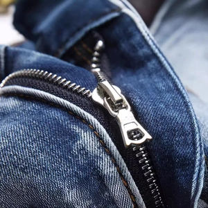 Blaue Jeanshose mit hochwertigem Silber-Reißverschluss und gewaschener Stofftextur
