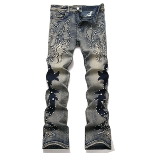 Jean évasé coupe ajustée bleu pour homme avec délavage usé, broderie et ornements de perles