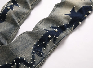Vue détaillée du denim épais avec patchwork de vagues bleues et broderies de perles