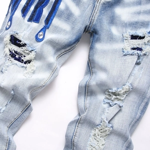 Jean skinny homme bleu clair délavé avec patchs à paillettes et broderies artistiques