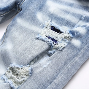 Jean slim bleu clair déchiré pour homme avec patchs brodés à paillettes et détails usés