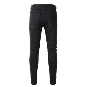 Detail der schmal geschnittenen schwarzen Jeans mit Gesäßtaschen und dezentem Used-Look