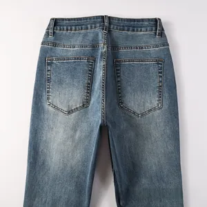 Détail des poches arrière en jean délavé avec surpiqûres contrastées et texture bleue