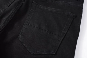 Detailansicht der Gesäßtasche an der schwarzen Slim Fit Streetwear Denim Jeans