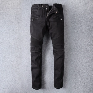 Dettaglio jeans biker neri con pannelli a coste sulle ginocchia e tasche con zip metalliche