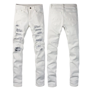 Jeans slim bianchi da uomo con dettagli strappati e toppe con stampa bandana