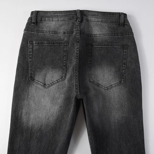 Vue arrière du jean évasé gris foncé délavé montrant les poches et les détails du denim