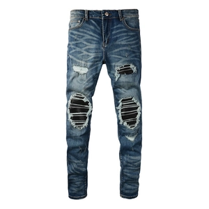 Jean slim pour homme bleu foncé délavé avec des trous déchirés et des empiècements