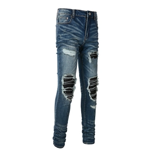 Détails de jean bleu déchiré avec des empiècements rayés et des finitions usées
