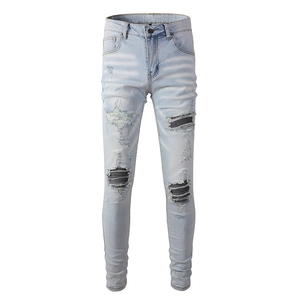 Jean slim bleu clair pour homme avec détails déchirés et empiècements noirs aux genoux