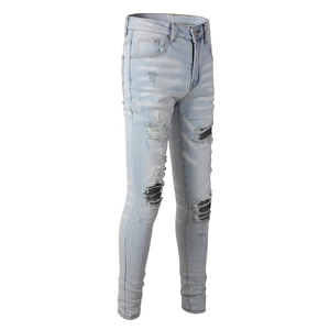 Jean bleu délavé coupe ajustée pour homme avec déchirures en maille et détails usés