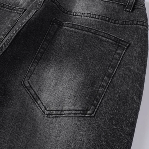 Détail de la poche arrière du jean anthracite délavé avec double couture renforcée