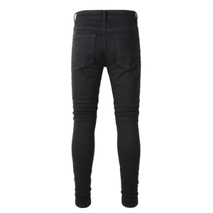 Détail des poches arrière et du tissu élastique d'un jean slim noir pour homme haute qualité