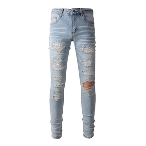 Jean skinny bleu clair pour hommes avec détails déchirés et finition denim délavé