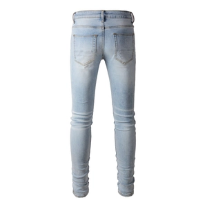 Jean slim bleu clair pour homme avec poches arrière et détails délavés et usés