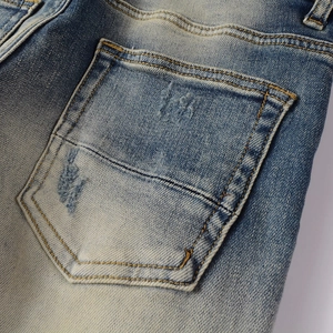 Détail du tissu denim bleu clair avec moustaches vieillies et lavage vintage