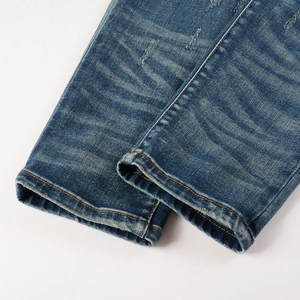 Vue détaillée du revers de jean avec coutures premium et texture denim bleu délavé vintage
