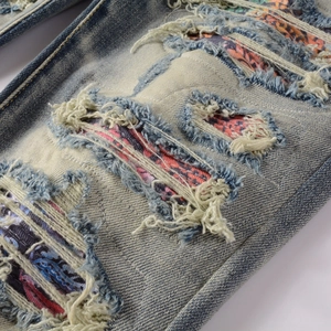 Jean slim pour homme avec délavage vintage et détails de patchwork à motifs ethniques
