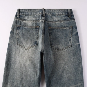 Vue arrière détaillée d'un jean vintage délavé à l'acide avec deux poches et surpiqûres