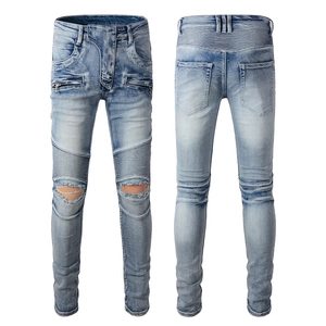 Détail de la texture nervurée moto et genou déchiré sur ce jean slim en denim bleu clair