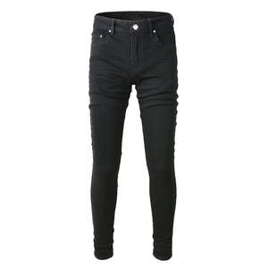 Jean noir coupe slim pour homme avec design classique à cinq poches et effets de délavage