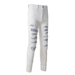 Jeans da uomo bianchi slim fit elasticizzati con toppe paisley e dettagli strappati moderni