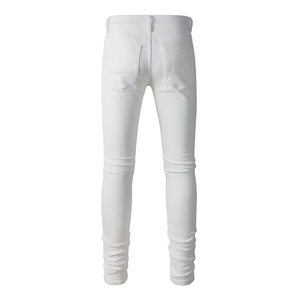Vista posteriore dei jeans bianchi slim elasticizzati da uomo con due tasche posteriori