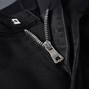 Jeans da moto neri slim fit con robusta cerniera in metallo argento e chiusura a bottone