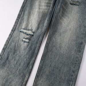 Gros plan sur la texture du jean délavé avec lavage vintage et détails de déchirures