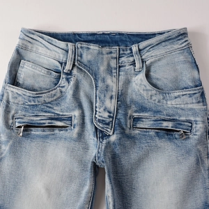 Détail du jean de moto bleu clair avec délavage rétro et poches zippées métalliques