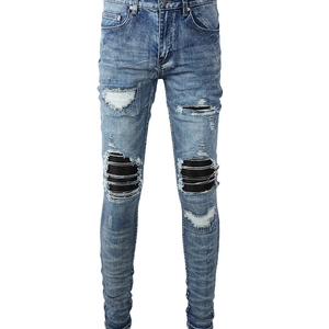 Jean bleu délavé coupe slim pour homme avec détails déchirés et empiècements noirs