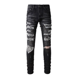 Vue détaillée du jean slim noir usé avec déchirures aux genoux et style vintage