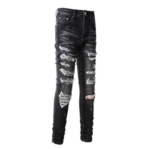 Vue détaillée des déchirures à la main et des moustaches sur ce jean slim noir délavé
