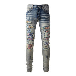 Jeans slim da uomo blu con toppe con stampa etnica e dettagli strappati alla moda