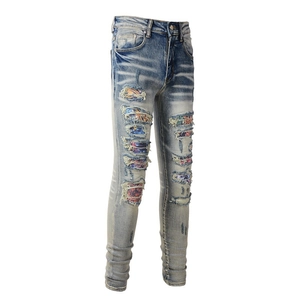 Jeans slim da uomo blu chiaro con strappi decorativi e inserti patchwork floreali