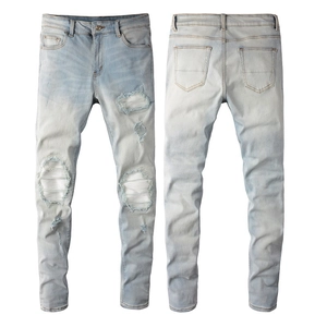 Detailansicht der hellblauen Distressed-Jeans mit Flicken und Riss-Details