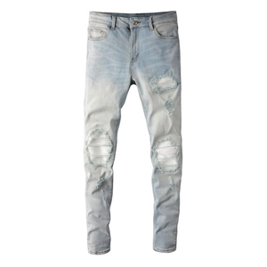 Schmal geschnittene hellblaue Distressed-Jeans mit Rissen und Vintage-Waschung
