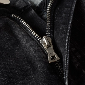 Jean noir ajusté pour homme avec détails de fermeture éclair en métal argenté et bouton