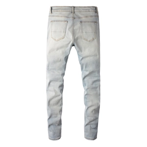 Detailansicht der Rückseite einer hellblauen Slim Fit Jeans mit Taschen und Nähten