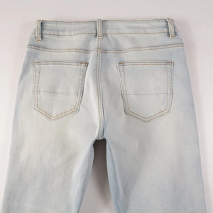 Detailansicht der hellblau gewaschenen Jeans mit Gesäßtaschen und orangefarbenen Nähten