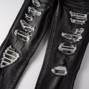 Jean slim noir pour homme avec détails déchirés et empiècements motif paisley