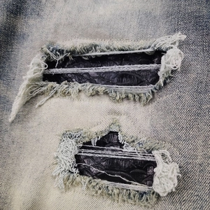 Jean slim pour hommes avec patchs en peau de serpent noire et détails de coutures blanches